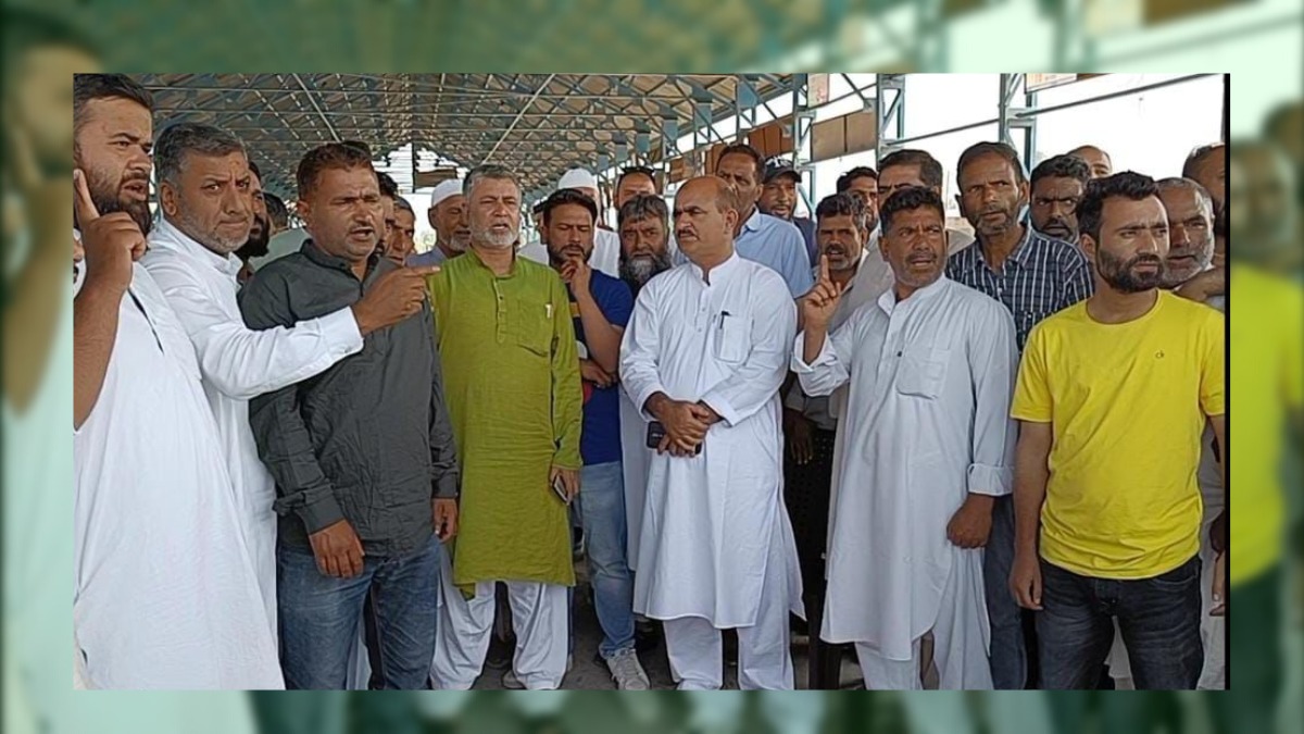 Fruit growers and dealers protest at Sopore fruit mandi over halting of trucks on NH-44