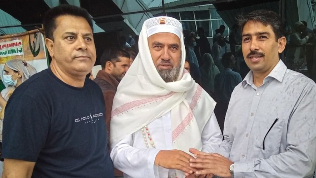 Kashmiri pandits welcome Hajis returning from Saudi Arabia, recite praises for Prophet