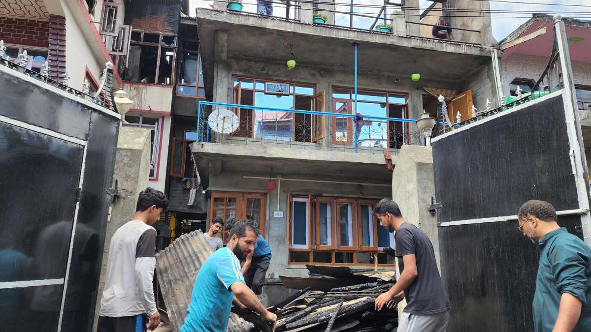 04 residential houses damaged in Bemina blaze