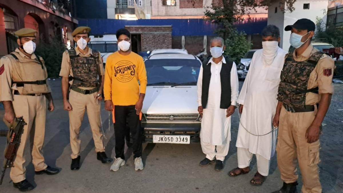 Sgr Police arrests self-styled fake peer along with his two accomplices Sgr Police arrests self-styled fake peer along with his two accomplices