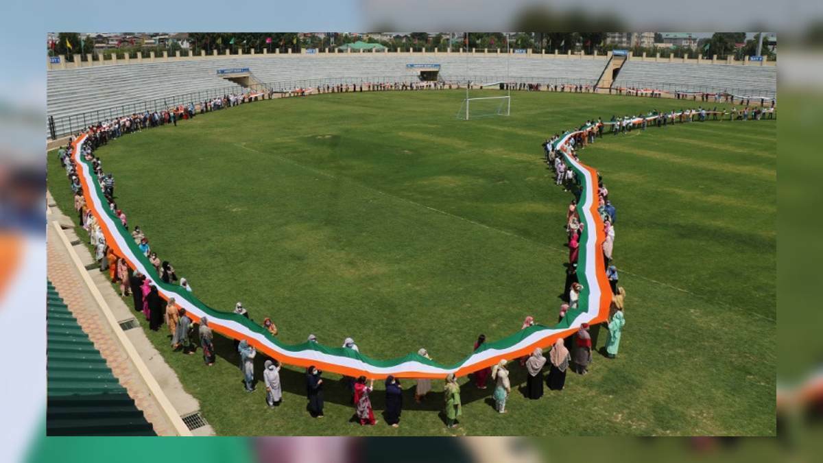 Srinagar admin sets national record by displaying 1850 Metres long Tricolour at Bakshi Stadium