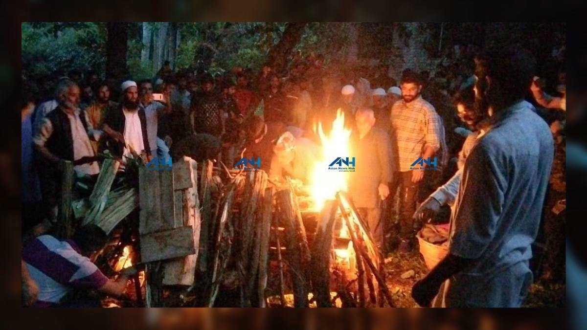 Shopian Killing: Muslims take part in last rites of Sunil Kumar