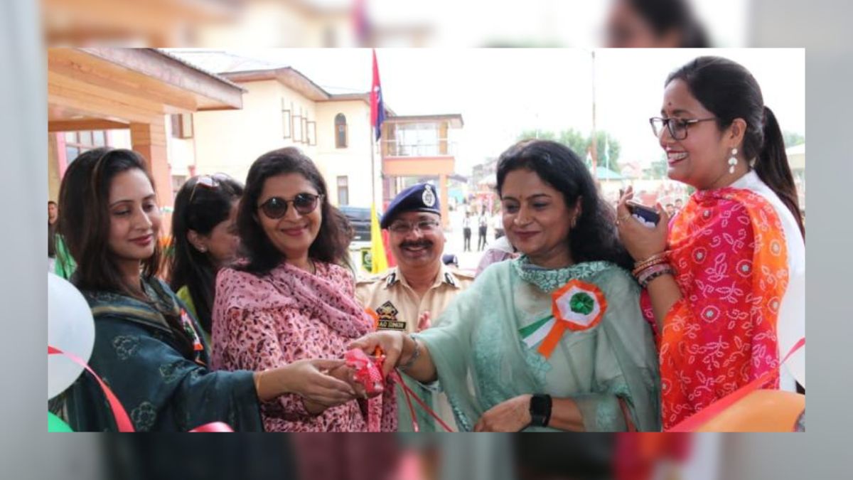 DGP inaugurates Chemistry Lab, Lunch Hall at PPS Sgr, says Pak pushes drugs to harm our younger generation DGP inaugurates Chemistry Lab, Lunch Hall at PPS Sgr, says Pak pushes drugs to harm our younger generation