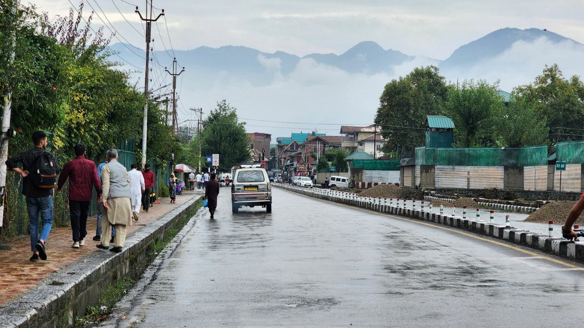 Rains lash parts of Kashmir, improvement in weather from tomorrow