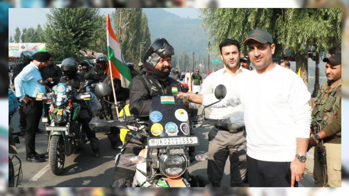 DC Sgr receives Freedom Riders bike Rally contingent on the banks of iconic Dal Lake