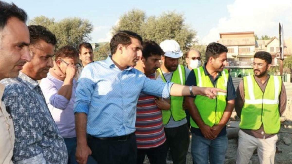 DC Sgr inspects ongoing works on under-construction Flyovers at Lasjan, Sanat Nagar, Nowgam & Bemina Junctions