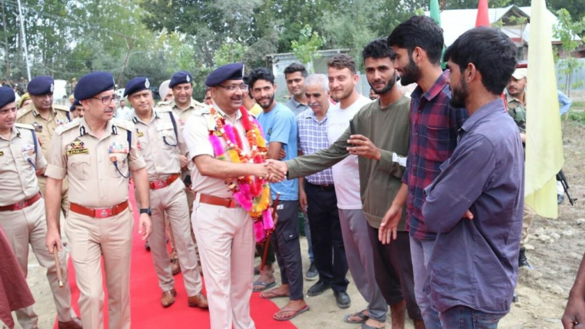 DGP lays foundation stone of multi storeyed buildings at Bhagwanpora, Sangam in Sgr