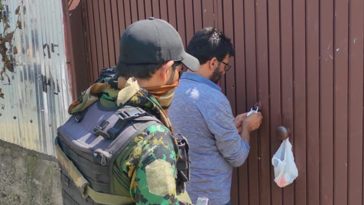 Police attach residential house in Bandipora for wilfully sheltering, harbouring militants Police attach residential house in Bandipora for wilfully sheltering, harbouring militants