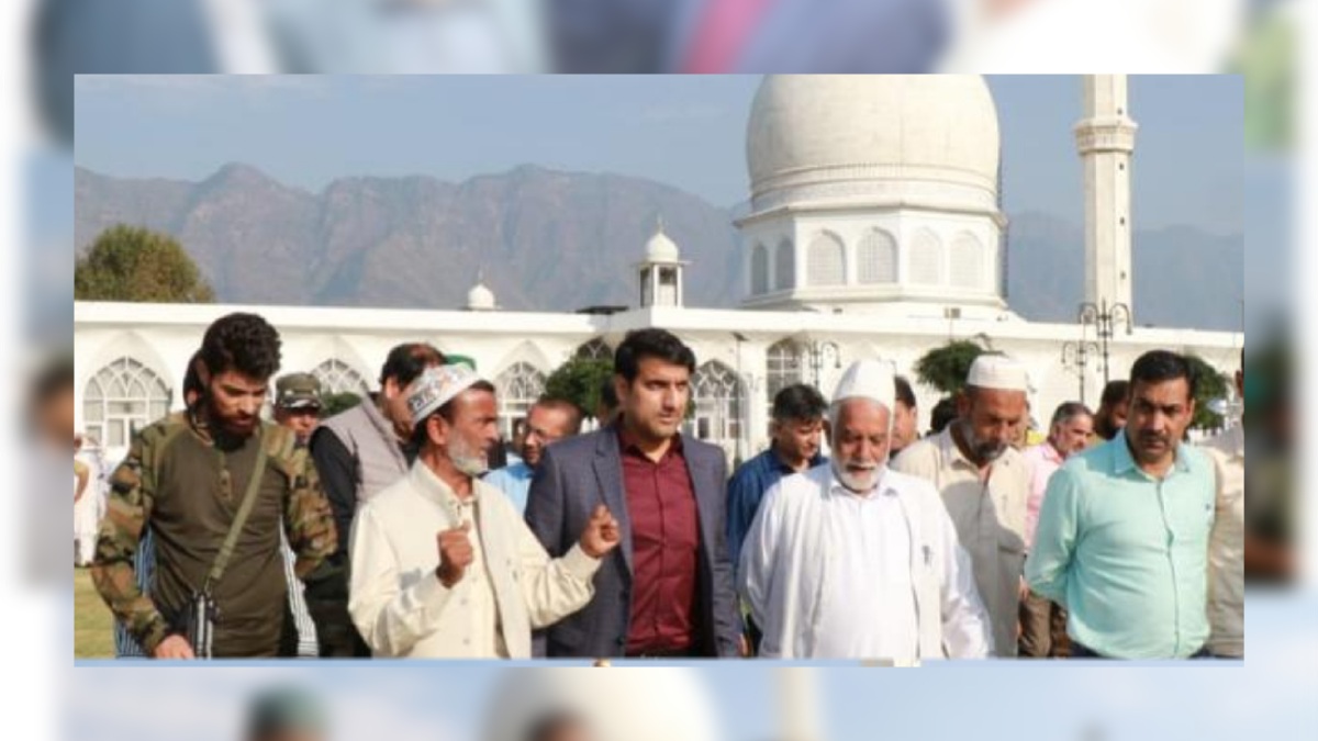 DC Sgr visits Dargah Hazratbal, Jenab Sahib Soura to oversee arrangements for Eid Milad-un-Nabi (PBUH) DC Sgr visits Dargah Hazratbal, Jenab Sahib Soura to oversee arrangements for Eid Milad-un-Nabi (PBUH)