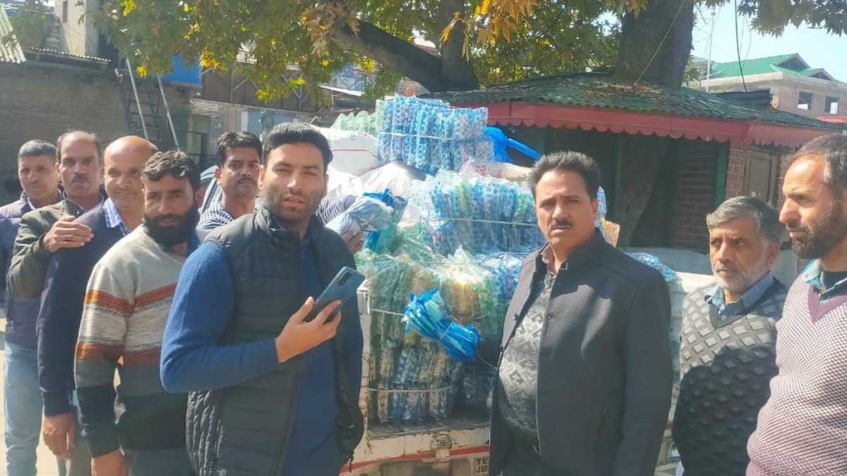 MC Anantnag seizes 02 Qtls of single use plastic at Ganjiwara market
