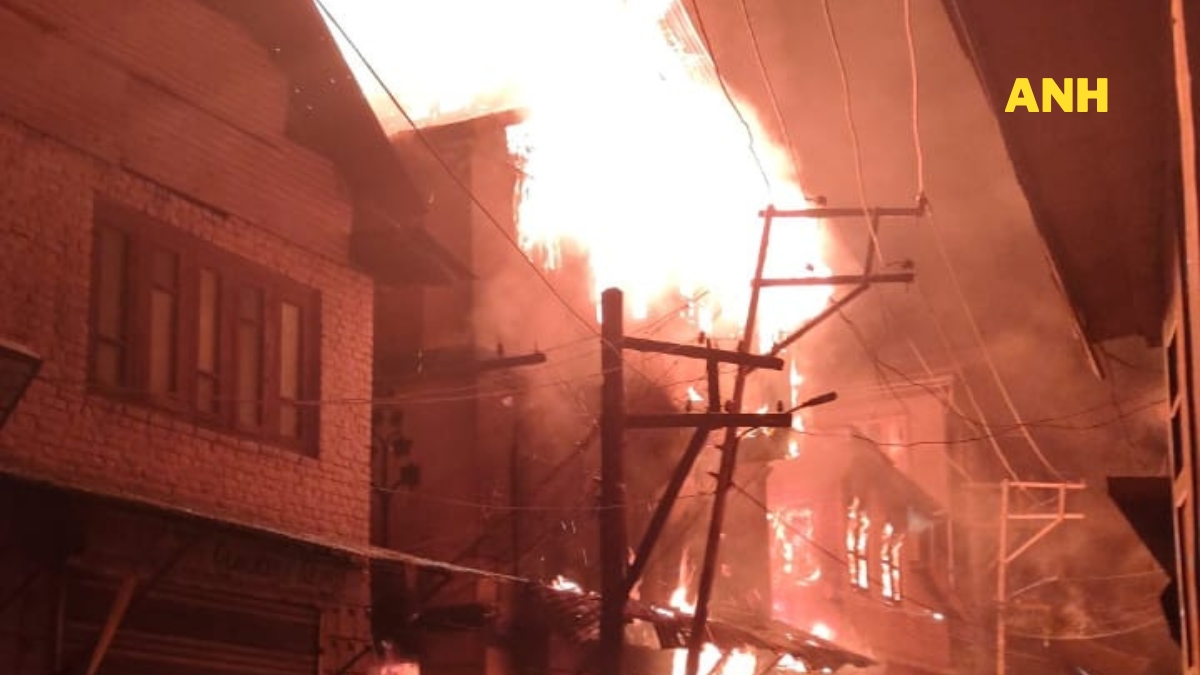Massive fire breaks out in Rajouri Kadal, Sgr