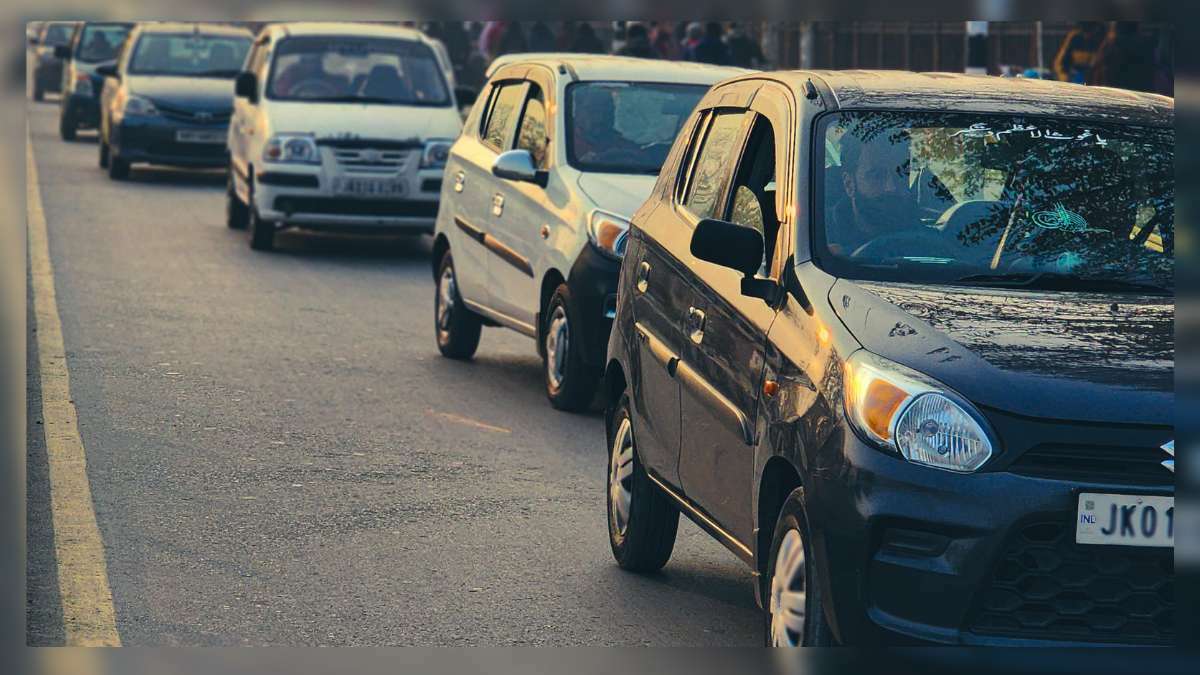 One-way traffic restored on Sgr-Jmu highway Sgr court directs Traffic police to halt issuing of E-challans, asks police to release all vehicles seized in gross violation of SOPs