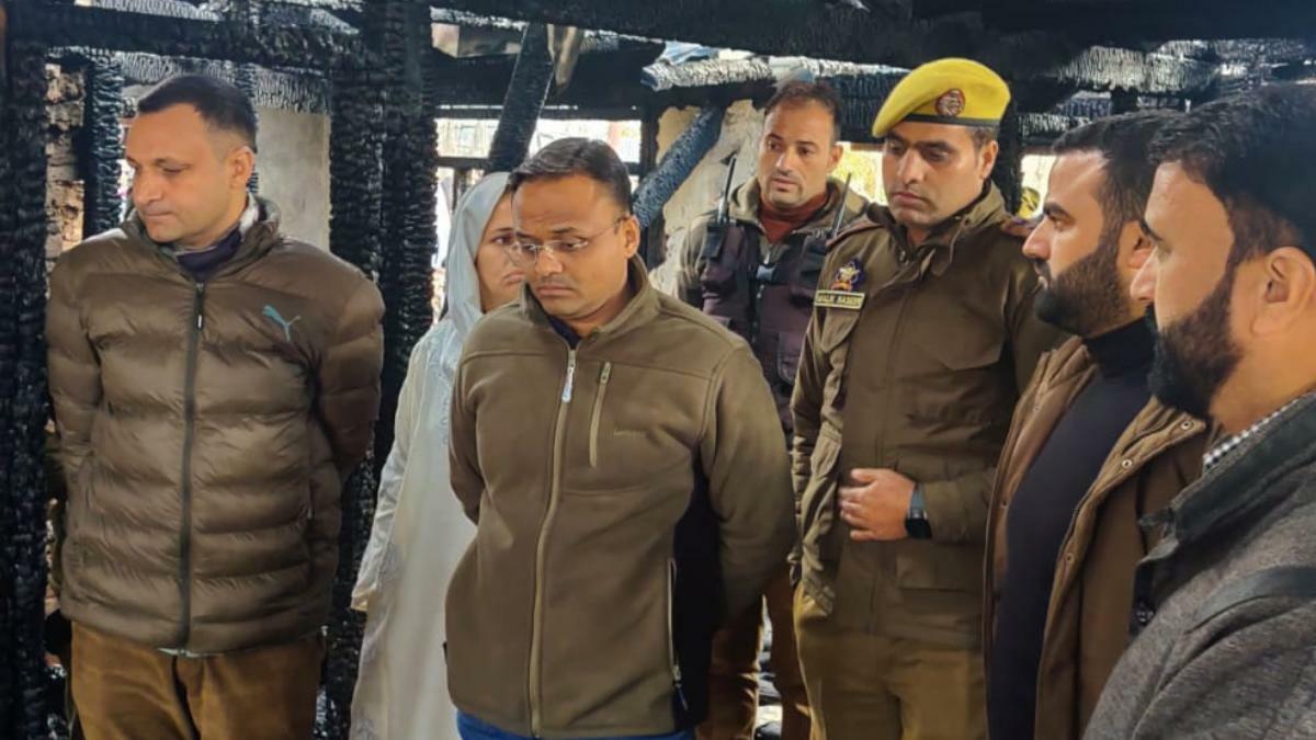 Death of siblings in divar Lolab: DC, along with SSP Kupwara, visits family, provides Rs 1 Lac compensation