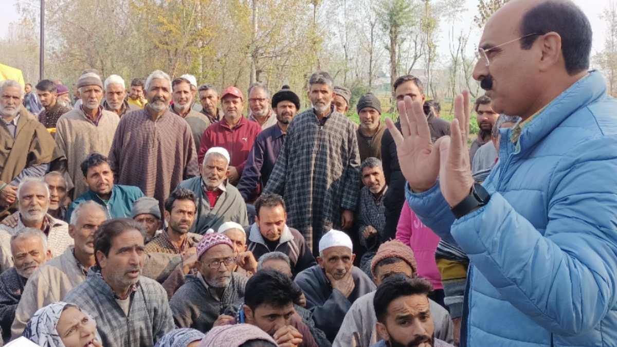 Director Agriculture visits Vegetable cluster in Srinagar Director Agriculture visits Vegetable cluster in Srinagar