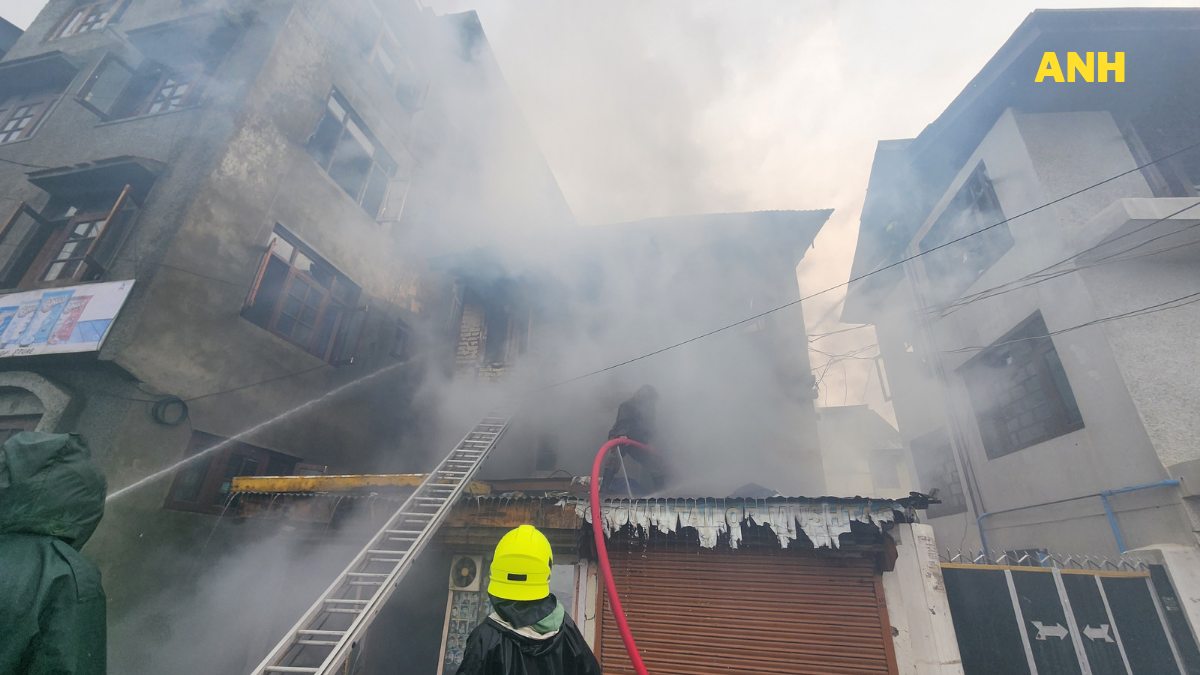 District Admin Srinagar provides immediate assistance to fire victims of Rajbagh