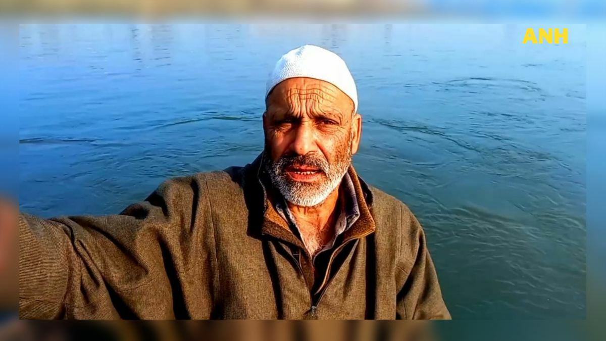Abdul Salam Dar from Kakapora: An expert in retrieving bodies from water bodies Abdul Salam Dar from Kakapora: An expert in retrieving bodies from water bodies