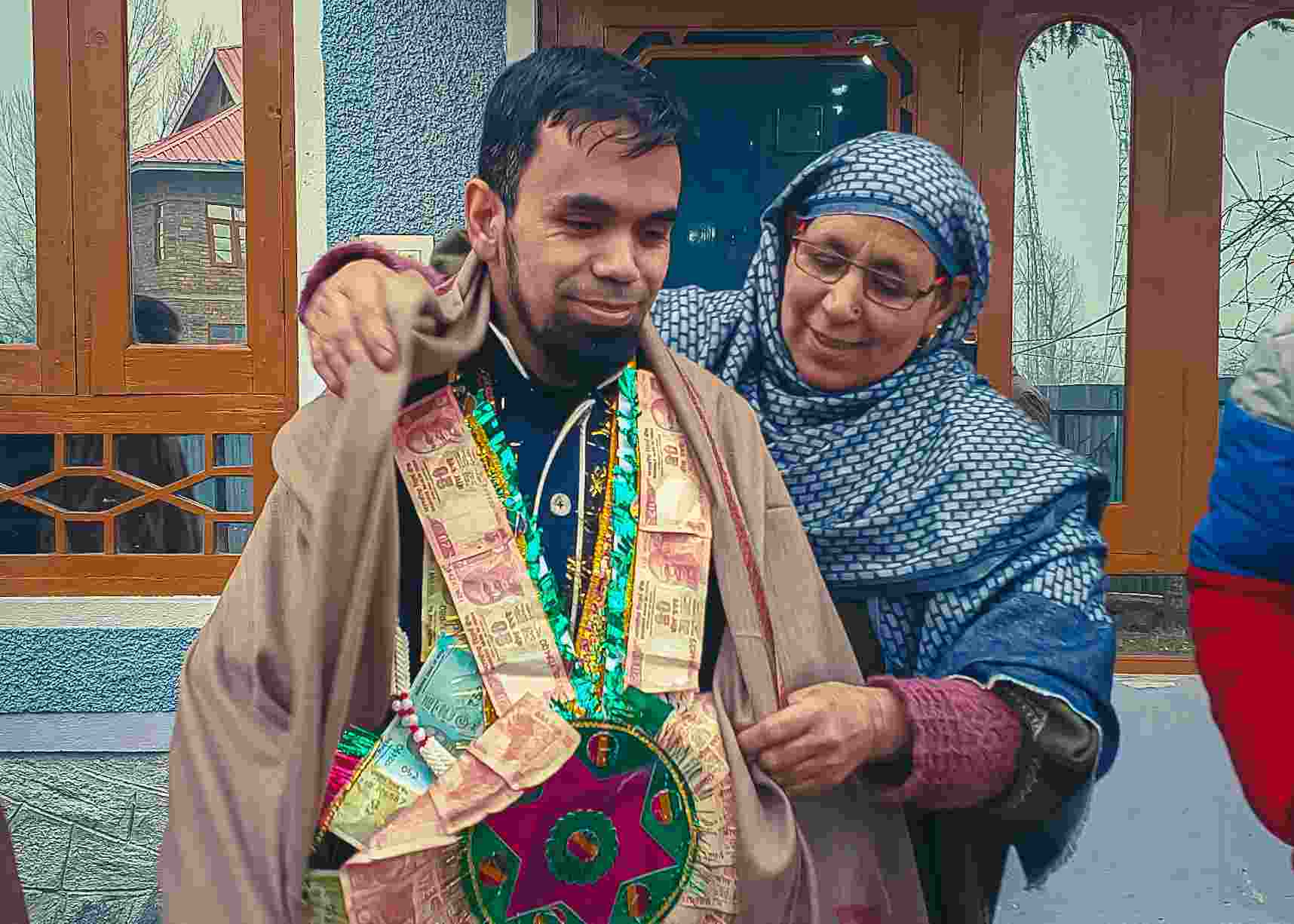 Baramulla youth cracks prestigious ISSE with flying colours