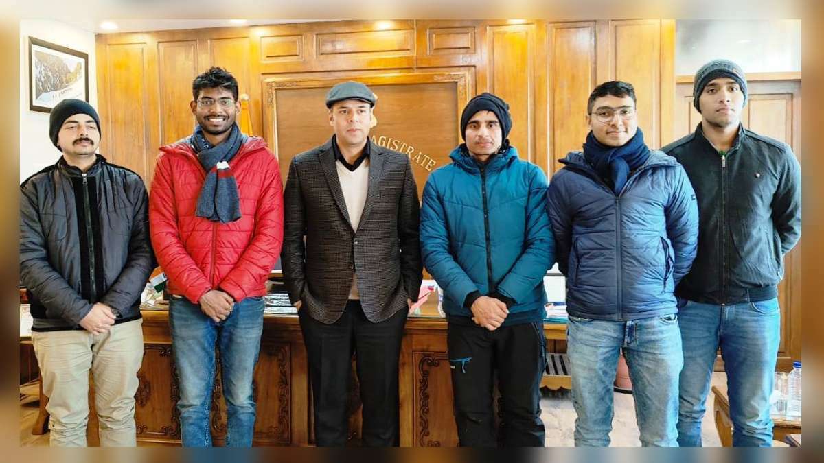 05 IAS Probationers call on DC Kulgam