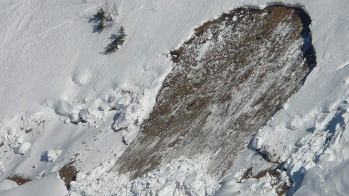 Avalanche hits Bandipora’s Tulail village Avalanche in Ganderbal: Labourer dead, another casualty feared, say officials