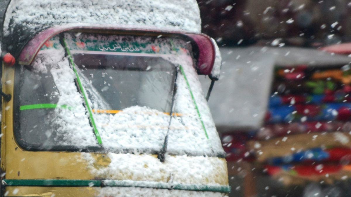 Kashmir receives fresh rain, snow; another wet spell from Feb 9-11 Srinagar-Jammu highway shut due to snowfall, shooting stones