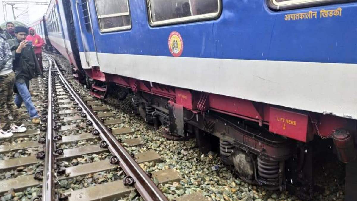 Train derails in Mazhama, Budgam