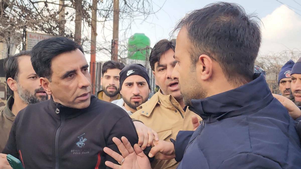 3 SMC employees booked for demolishing traffic booth, assaulting traffic cops in Sgr: police