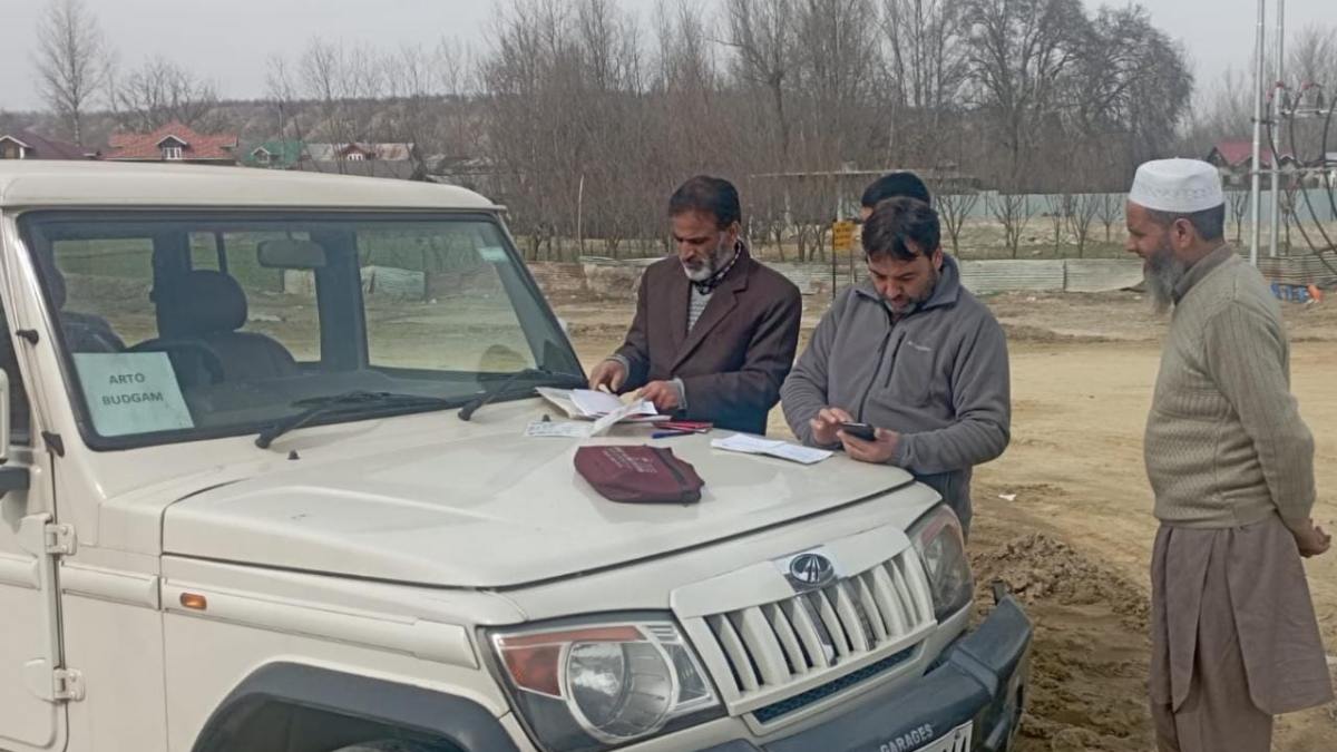 ARTO Budgam blacklists 25 vehicles, suspends 3 route permits, 2 licenses for road safety violations