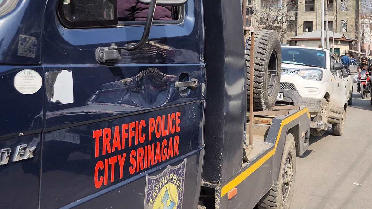 Wrong Parking: Srinagar traffic police holds drive on Karanagar-SMHS road stretch, seizes around 20 vehicles