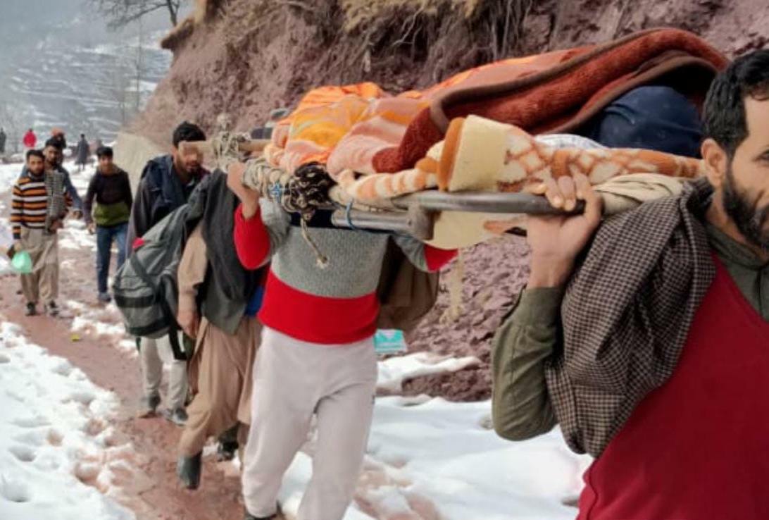 ‘Snowbound’ road forces family to carry postpartum mother on cot for 2 Kms in Uri