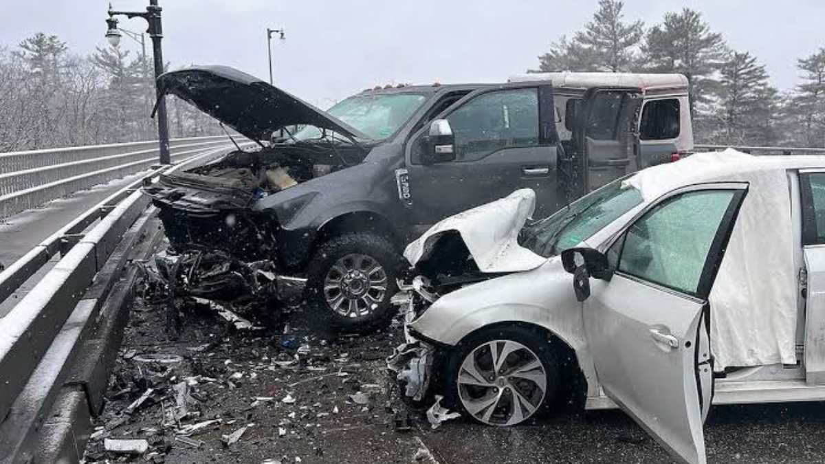 Road dividers without proper reflectors lead to accidents in Sopore: locals