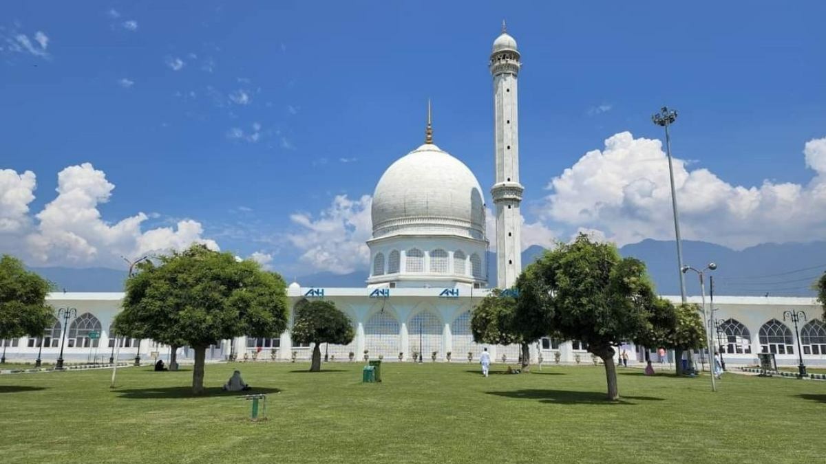 On Mehraj-ul-Alam eve, Waqf announces salah timing at Hazratbal shrine