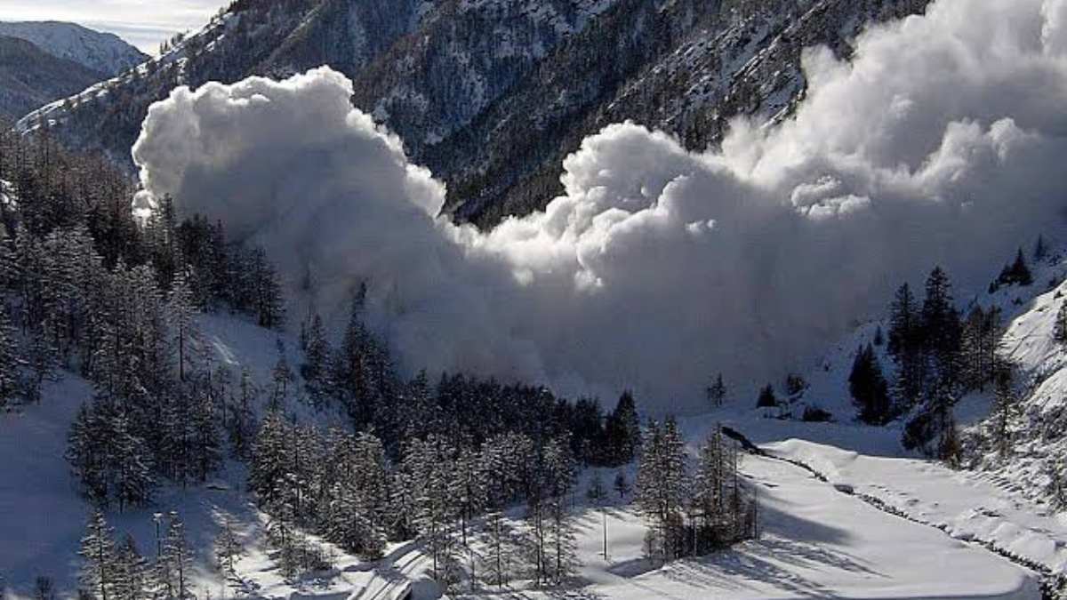 One dies, three rescued as snow avalanche strikes Machil sector