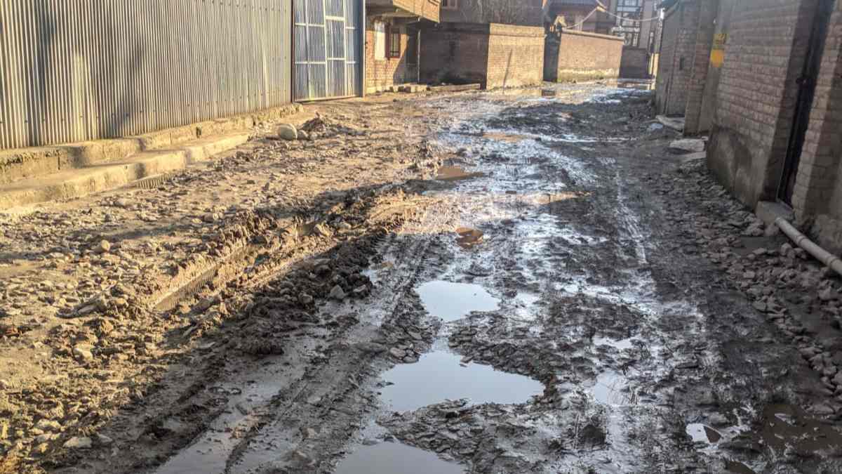 Vital link road in dilapidated condition in Nowshera, Sgr
