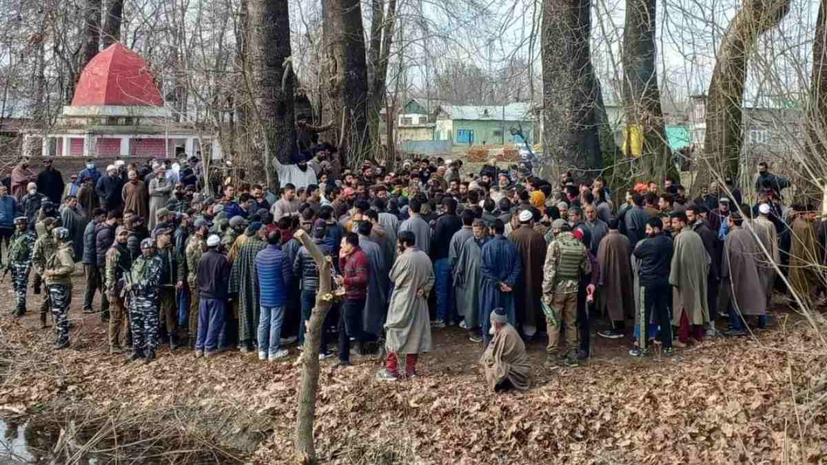 Muslims help perform last rites of slain Kashmiri Pandit in Pulwama village