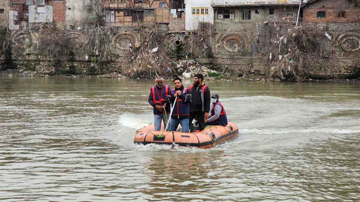 Unidentified man jumps into Jhelum in Srinagar