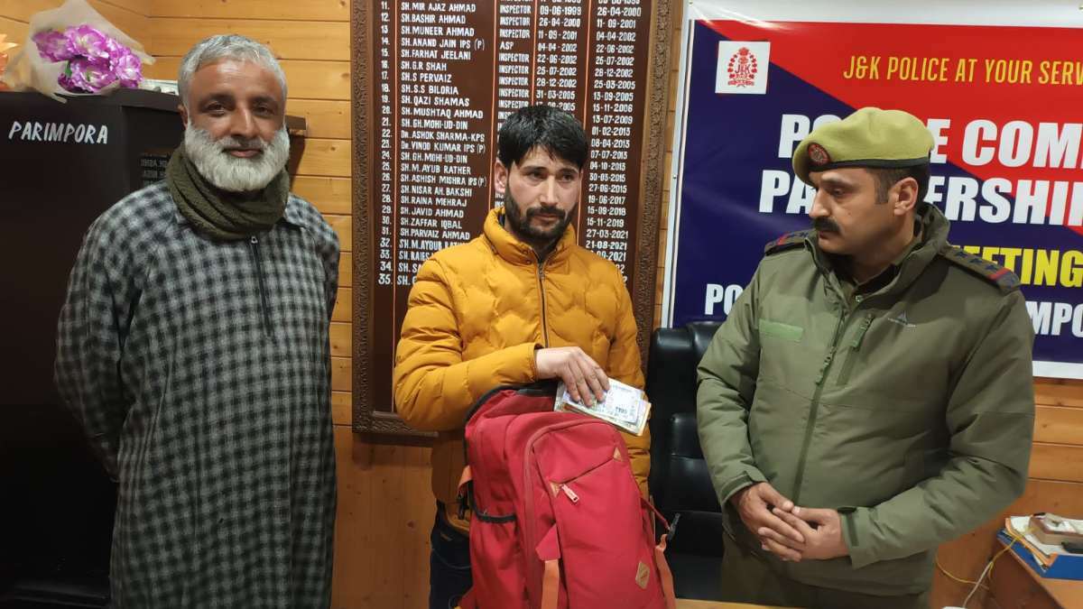 HONESTY: Bemina resident returns bag containing Rs 86,000 to rightful owner