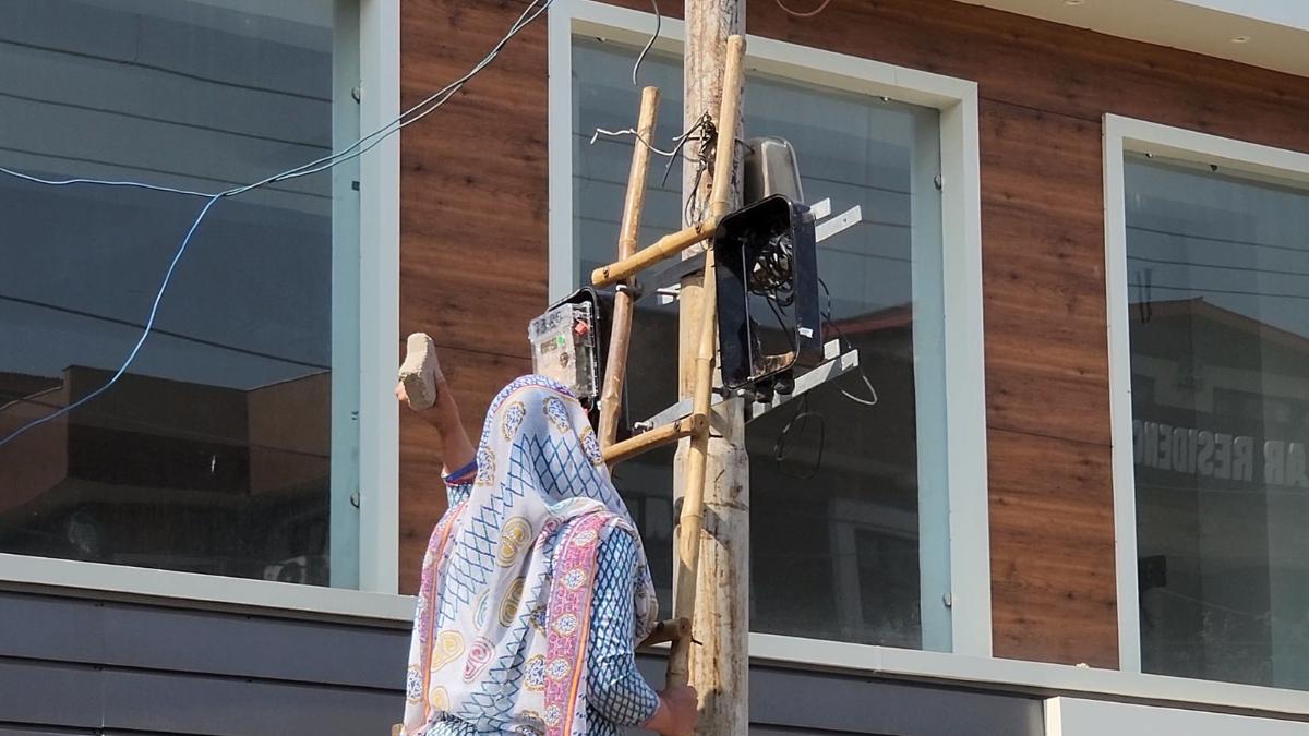 Electricity snapped in Habba Kadal areas as residents object to installation of smart meters