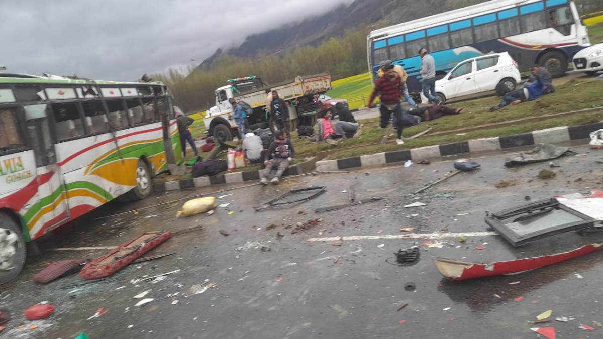 Two non-locals die, nine injured in Awantipora road accident 4 Bihar residents killed, 28 injured as bus turns turtle at Awantipora