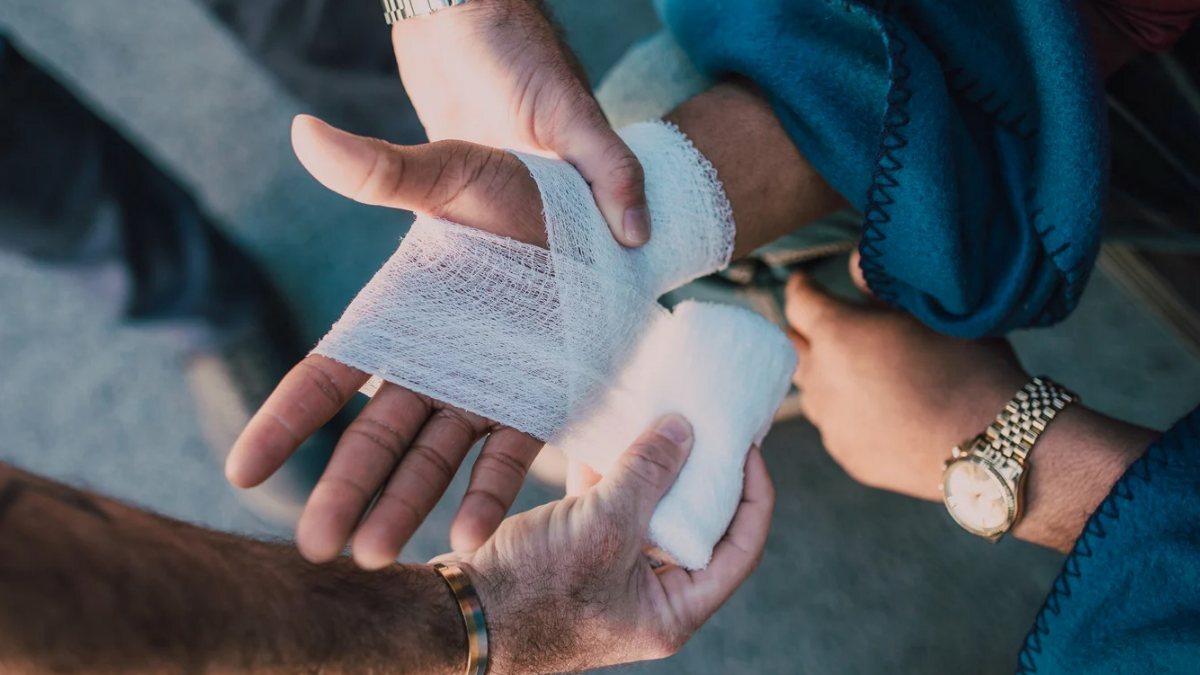 Attendant injured after scuffle with security guard at SDH Sopore