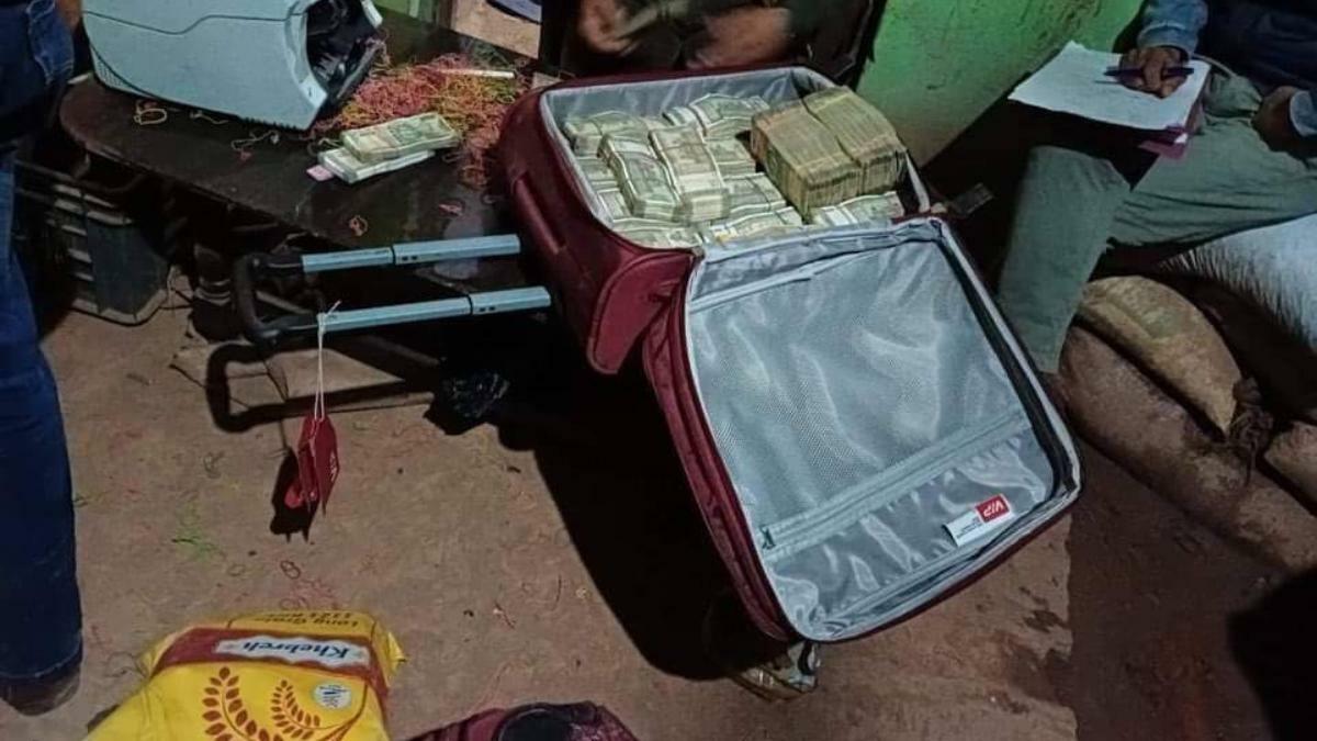 7 KG heroine, Rs 2 cr, ammo seized in Poonch: ADGP Jammu 7 KG heroine, Rs 2 cr, ammo seized in Poonch: ADGP Jammu