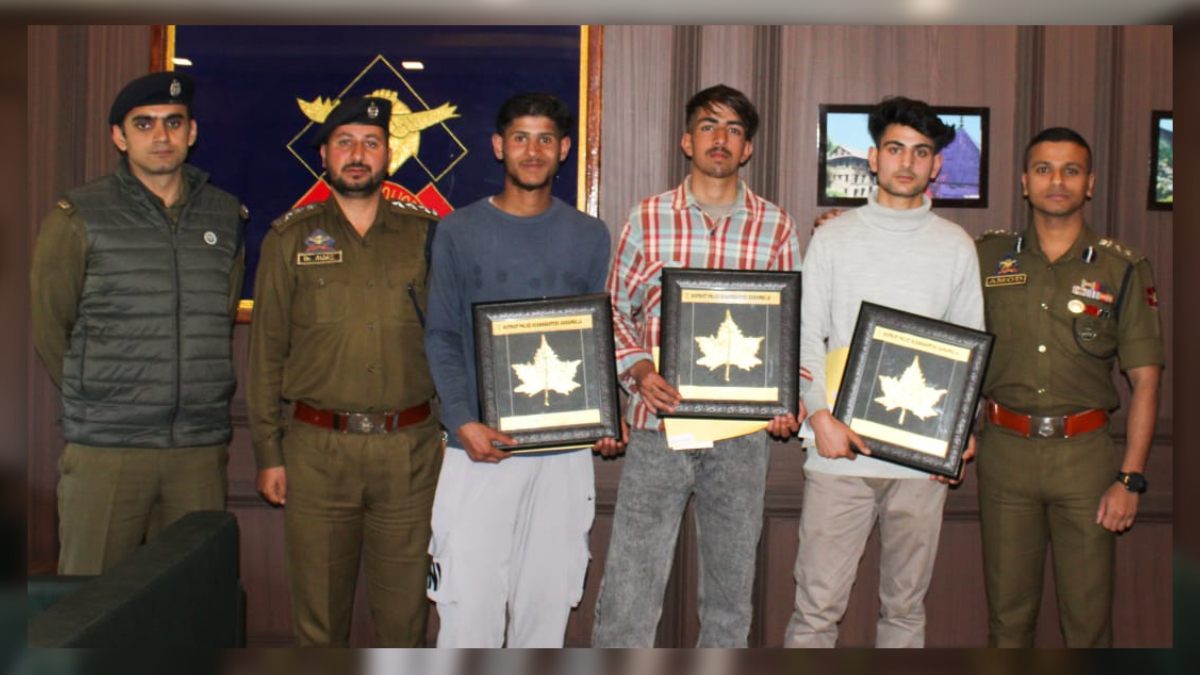 For saving two precious lives, Baramulla police felicitates three local youth