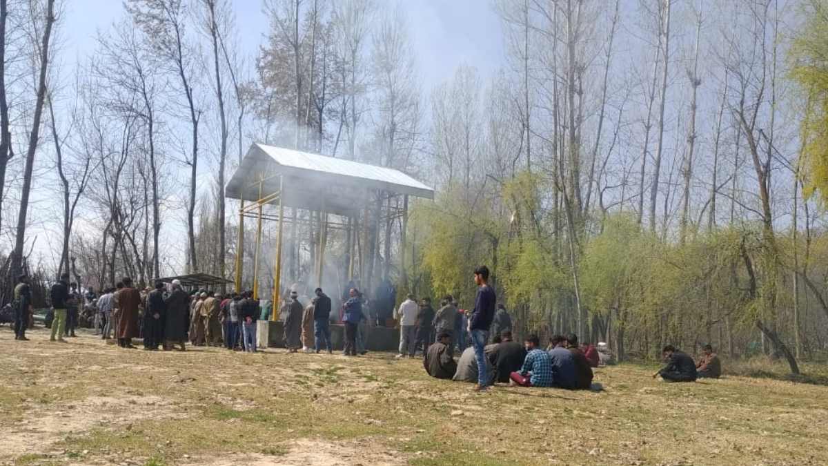 Muslims help perform last rites of Kashmiri Pandit in Pulwama
