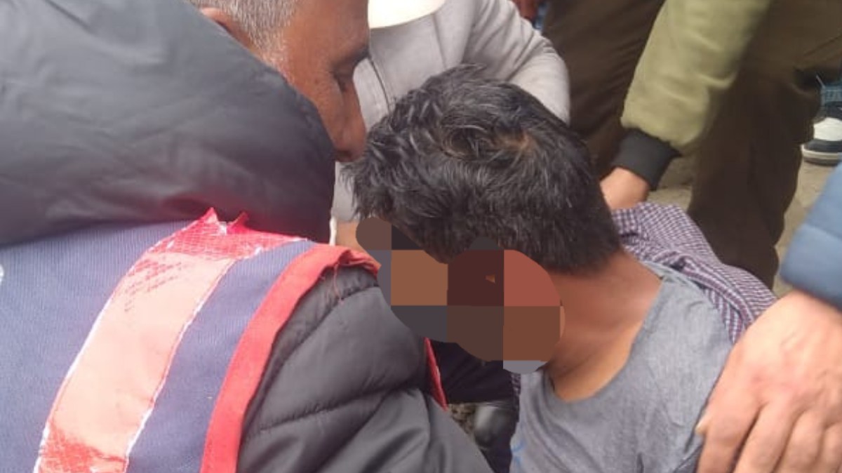 Sgr man jumps into river Jhelum, rescued by river Police at Budshah bridge