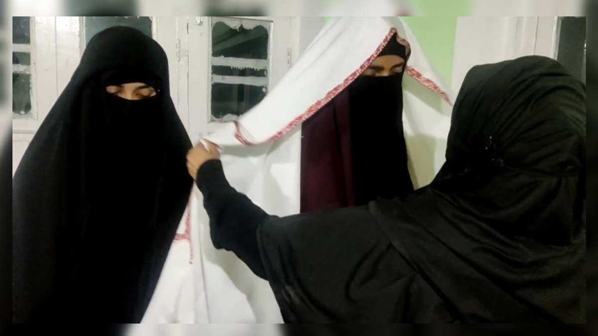 Two young girls in Budgam felicitated for memorizing Qur’an