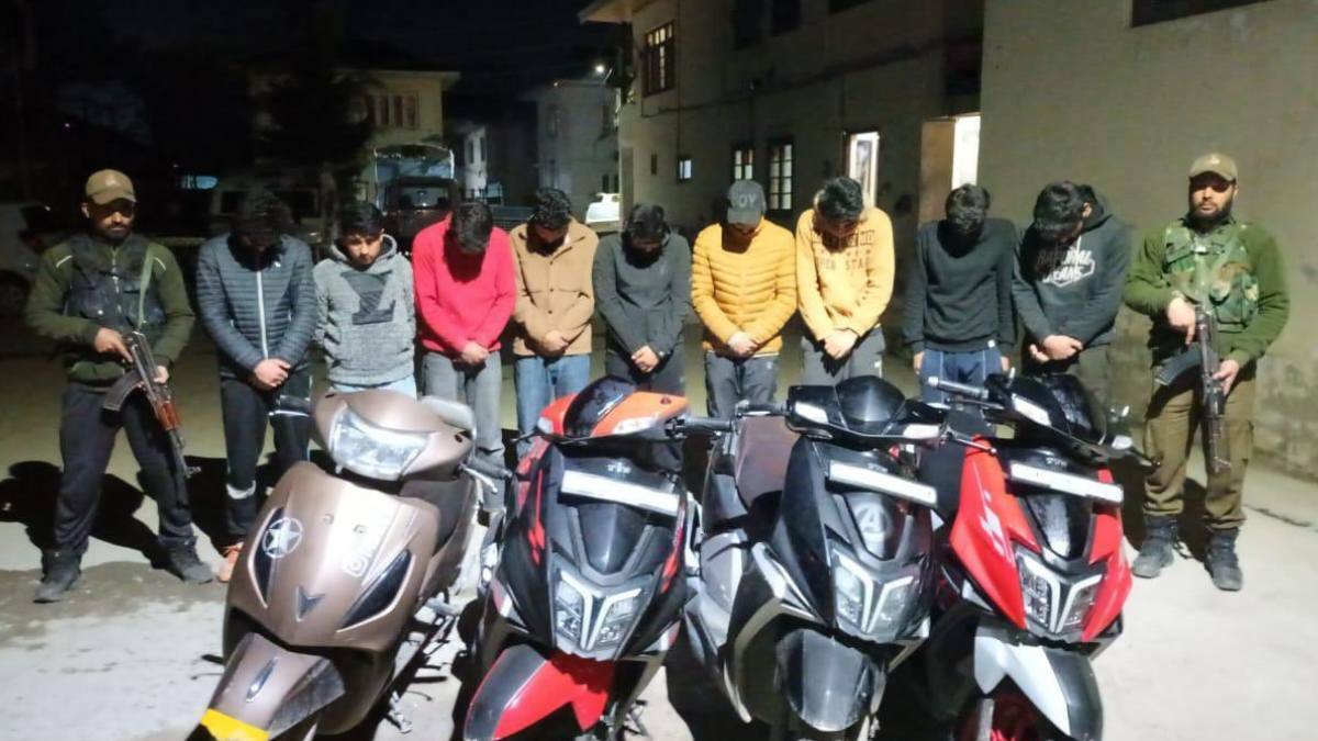9 youth held for harrasing, attacking family on road in Parimpora, Sgr: Police 9 youth held for harrasing, attacking family on road in Parimpora, Sgr: Police