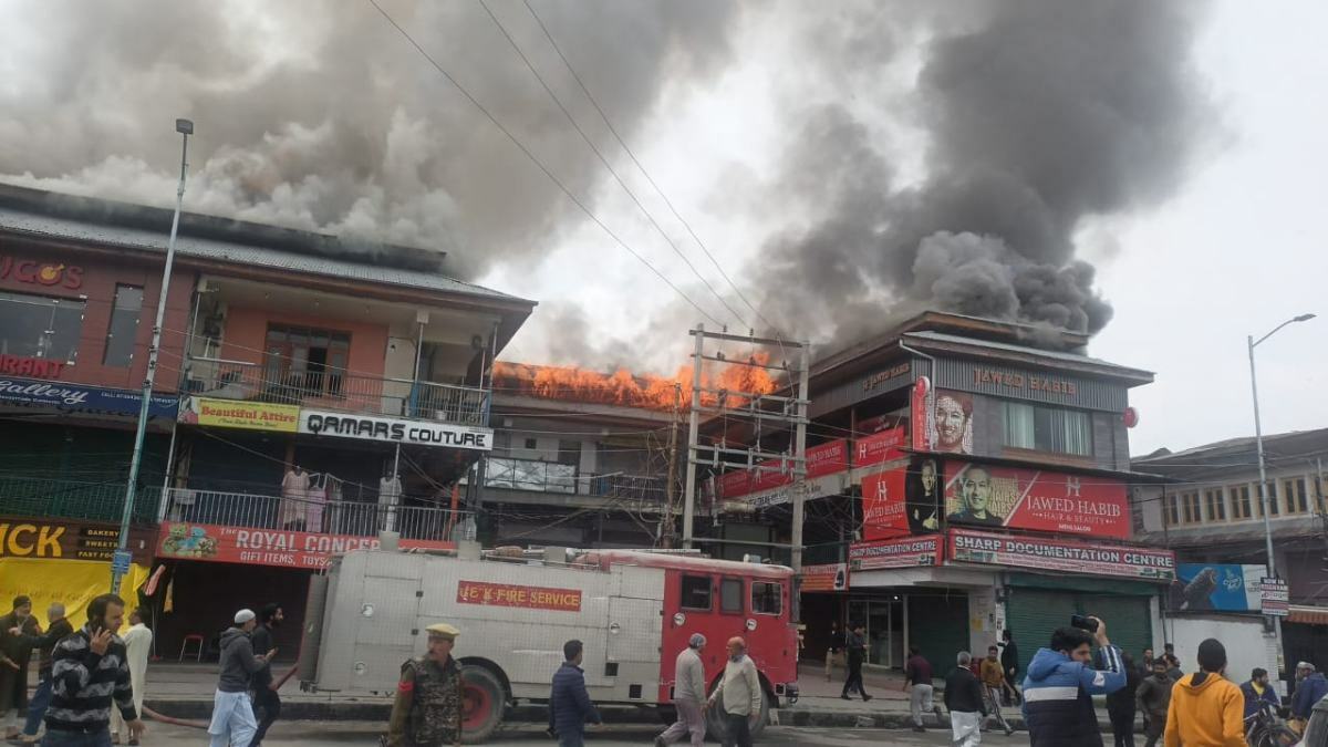 Massive fire breaks out in Hazratbal Srinagar