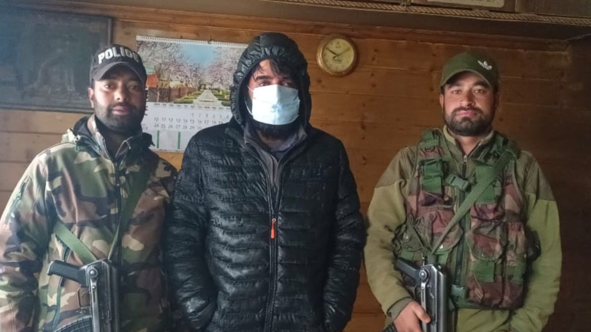 Fraudster selling fake Gondola tickets in Gulmarg held: Police Fraudster selling fake Gondola tickets in Gulmarg held: Police