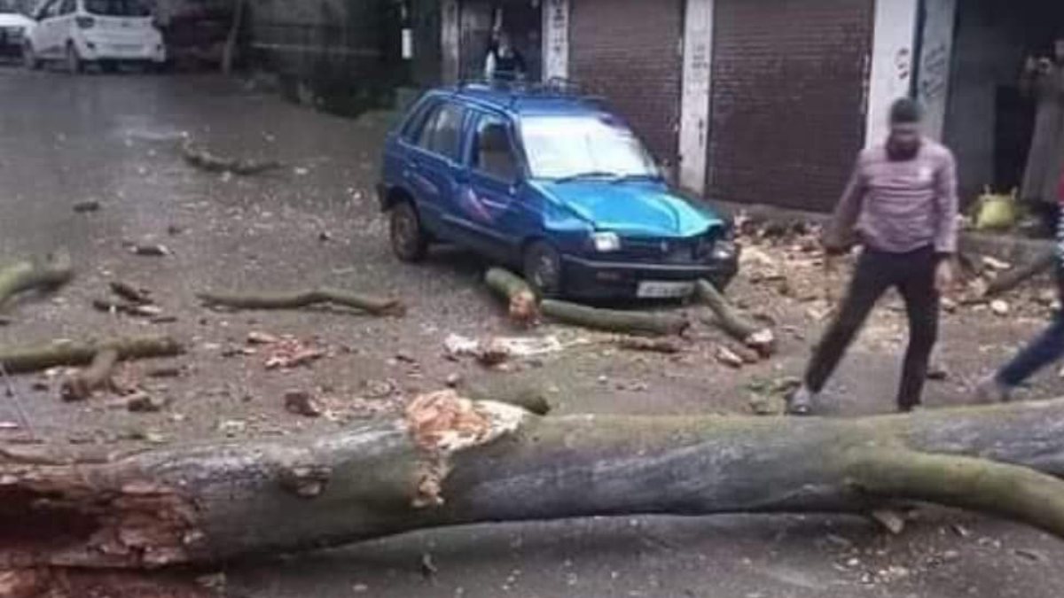 Gusty winds, hail storm wreaks havoc in Kashmir Gusty winds, hail storm wreaks havoc in Kashmir