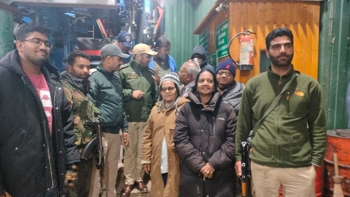 Baramulla police rescue 250 tourists from Gondola Phase II Affarwat, Gulmarg