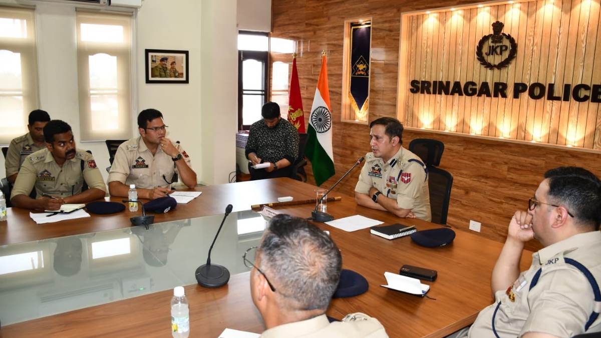 SSP Srinagar chairs meeting in district police complex SSP Srinagar chairs meeting in district police complex